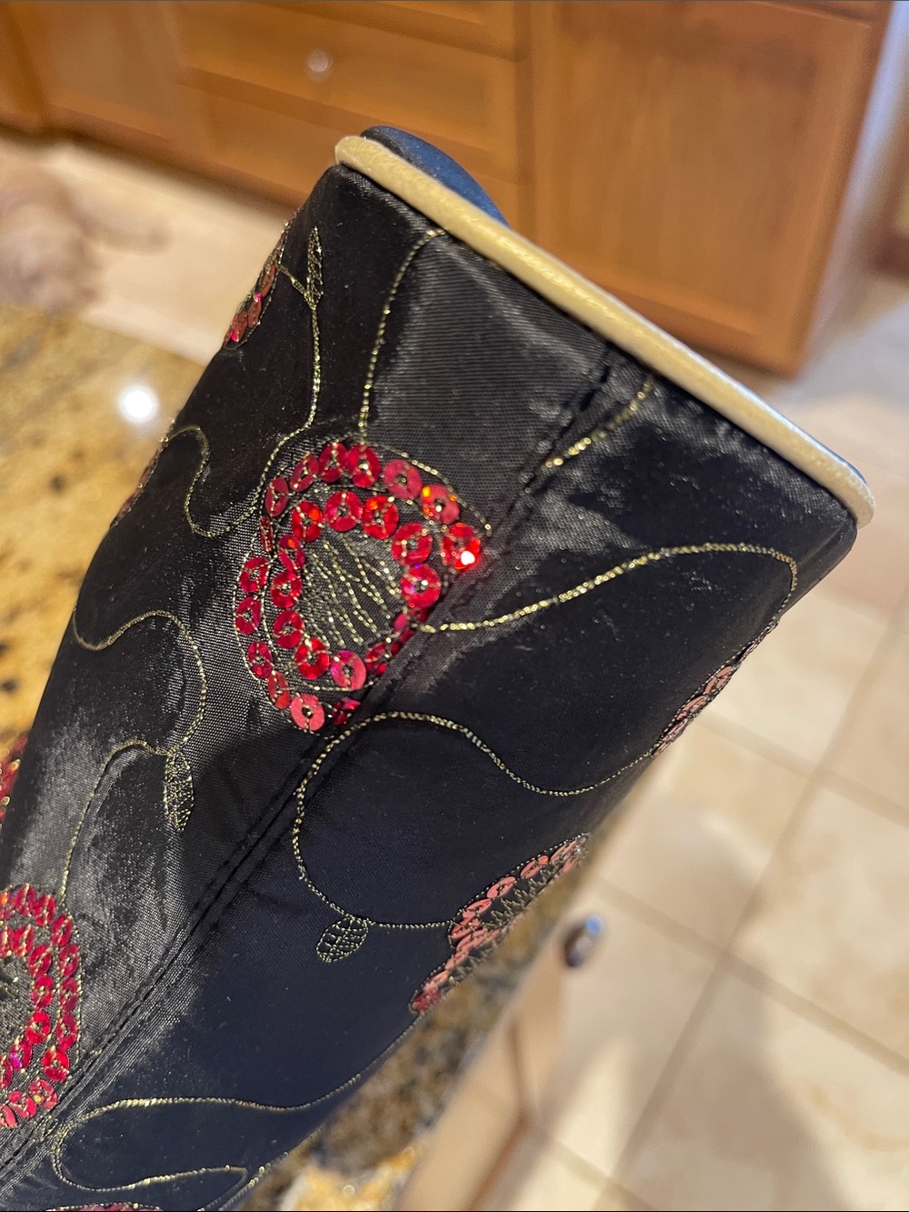 Black and Red Embroidered Triangle Accent Bag - Unbranded - Picture 5 of 9